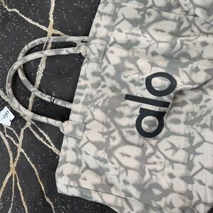 ALO Yoga Gray Tote Bag with Structured Design
